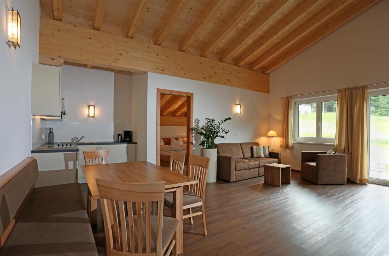 Ladner Apartment *